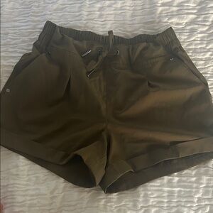 Mondetta Women's Cargo Shorts in Dark Olive